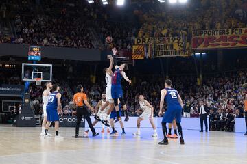 Edy Tavares y Jan Vesely, en el salto inicial.