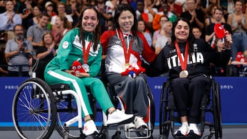 Paris 2024 Paralympics - Swimming - Women's 100m Backstroke - S2 Final - Paris La Defense Arena, Nanterre, France - August 29, 2024 Gold medallist Pin Xiu Yip of Singapore celebrates winning the final with silver medallist Haidee Viviana Aceves Perez of Mexico and bronze medallist Angela Procida of Italy REUTERS/Andrew Couldridge