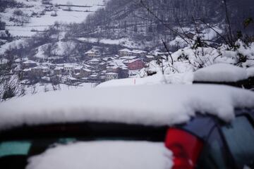 Vista panorámica desde Ponga de un conjunto de casas nevadas en San Juan de Beleño, Ponga, Asturias. La Agencia Estatal de Meteorología (Aemet) ha elevado a naranja el nivel de alarma en Asturias, tanto por fenómenos costeros, como por acumulaciones de nieve que podrían ser de 20 centímetros en cotas superiores a los 1.000 metros. No solo los puntos más altos de la región se teñirán de nieve. La Aemet avisa de que hoy nevará por encima de los 300 metros en el interior y que en estos puntos podrían registrarse acumulaciones de hasta cinco centímetros de nieve.