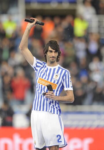 El ‘expreso de Lodosa’ llevó este dorsal durante ocho temporadas en el primer equipo. Pertenece a la generación que salvó a la Real sacándola de Segunda y llevándola hasta la Champions en uno de sus momentos más críticos de su historia reciente.