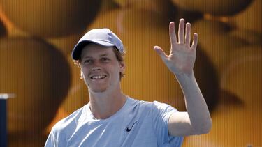 Miami (United States), 02/04/2021.- Jannik Sinner of Italy waves after defeating Roberto Bautista Agut of Spain following their semi-final Men's singles match at the Miami Open tennis tournament in Miami Gardens, Florida, USA, 02 April 2021. (Tenis, Abier