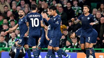 Glasgow (United Kingdom), 04/10/2023.- Matias Vecino
(R) of Lazio celebrates with teammates after scoring the 1-1 during the UEFA Champions League Group E match between Celtic Glasgow and Lazio Rome in Glasgow, Britain, 04 October 2023. (Liga de Campeones, Reino Unido, Roma) EFE/EPA/MARK RUNNACLES