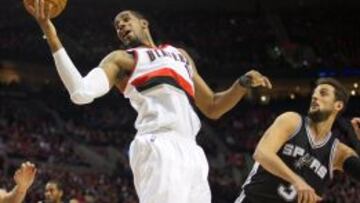 LaMarcus Aldridge coge el bal&oacute;n ante Marco Belinelli.