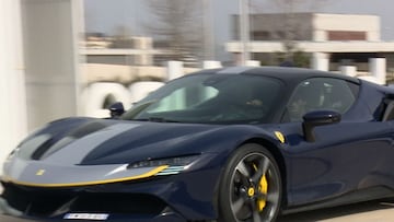 Mendy presume de la "bestia italiana" de Ferrari: 1.000 CV y más de 350.000€