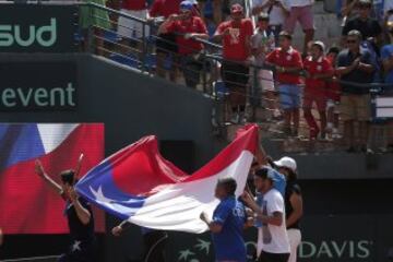 Los jugadores de Chile Hans Podlipnik y Julio Peralta celebran el triunfo contra Republica Dominicana durante el partido del grupo I americano de Copa Davis.