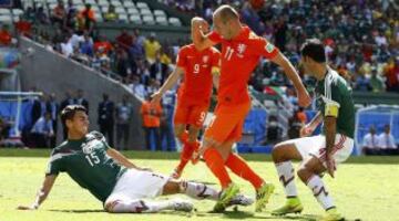 Con la Selección Mexicana Sub 17 logró la Copa del Mundo Sub 17, posteriormente debutaría con la absoluta del Tricolor, donde ha ganado dos veces la Copa Oro. Además, defendió la casa verde en los Mundiales de Sudáfrica y Brasil.