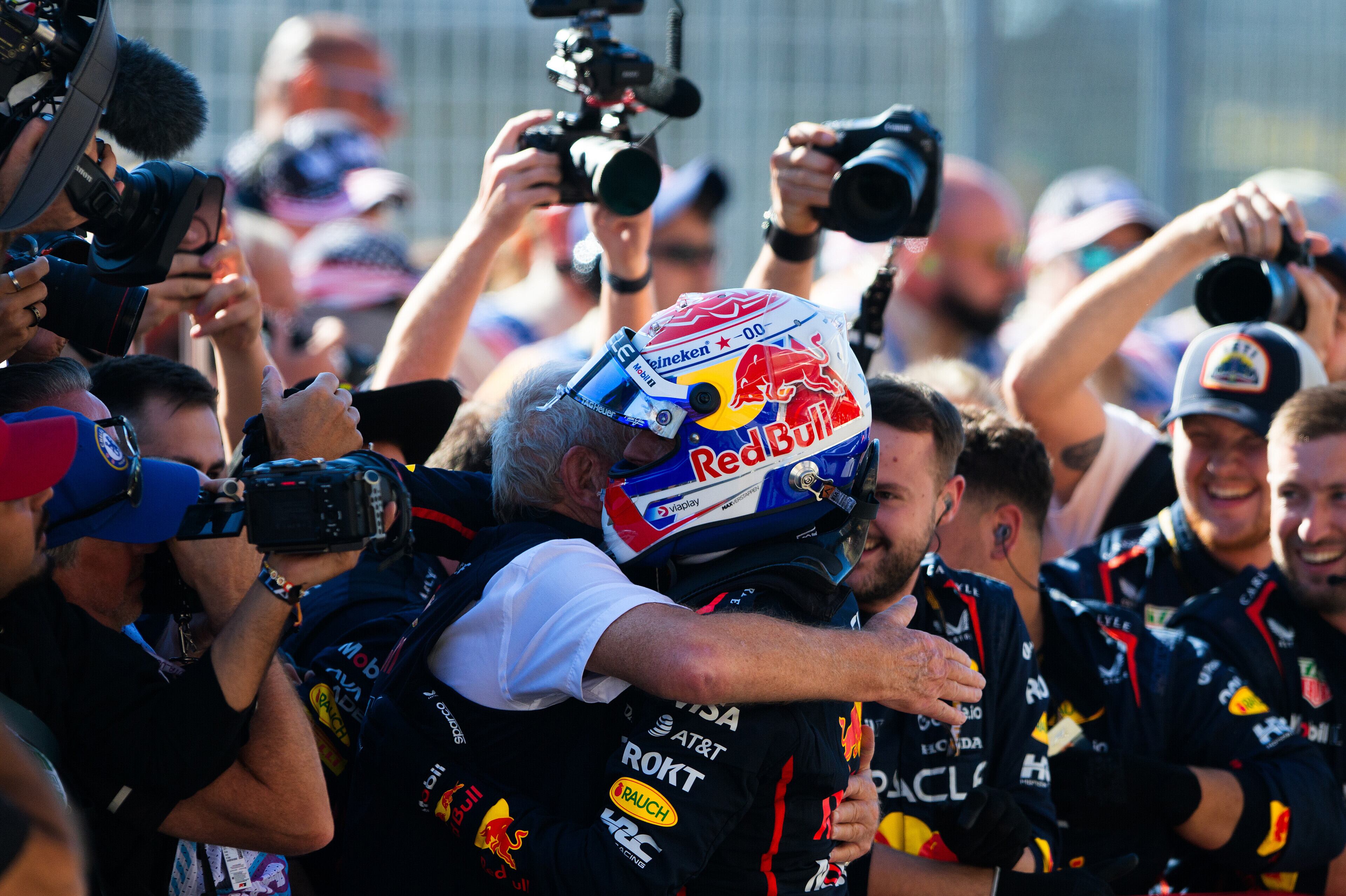 Max Verstappen celebra con los miembros de Red Bull otra victoria en la Formula 1 (F1).
