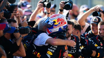 Max Verstappen celebra con los miembros de Red Bull otra victoria en la Formula 1 (F1).