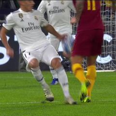El Roma reclamó penalti por mano de Lucas Vázquez