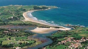 Enmarcada en el Parque Natural de Oyambre, esta idílica playa está ubicada junto a la desembocadura de la ría de la Rabia y en ella se puede disfrutar de un auténtico paraíso de arena fina. El color de sus aguas o el paraje que la rodea la convierten en un destino imprescindible.