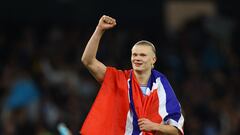 Soccer Football - Champions League - Semi Final - Second Leg - Manchester City v Real Madrid - Etihad Stadium, Manchester, Britain - May 17, 2023 Manchester City's Erling Braut Haaland celebrates with a Norway flag after the match REUTERS/Molly Darlington