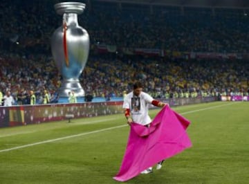 Revenge for Spain against Italy in the final of Euro 2012. Sergio Ramos celebrated with his famous bull fighting pose.