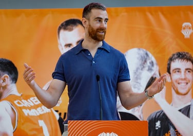 Víctor Claver dando su discurso en el acto de su despedida.