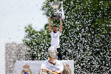 El capitán del Real Madrid, Nacho Fernández, levanta la copa junto a la diosa Cibeles.