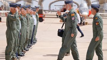 El Rey Felipe VI (c) a su llegada a la Academia General del Aire y del Espacio (AGA), a 14 de junio de 2025, en San Javier, Región de Murcia (España). Esta es una de las mayores exposiciones de aeronaves militares y civiles, del ámbito nacional e internacional, celebrada en España, en conmemoración del 40º aniversario de la Patrulla Águila. El evento, al que asiste el Rey, incluye una jornada de puertas abiertas con exhibición estática de más de 30 aeronaves y, mañana 15 de junio, un festival aéreo con las mejores patrullas acrobáticas europeas y aviones históricos.
14 JUNIO 2025;REY;EXHIBICIÓN;EJÉRCITO;AIRE;AERONAVES
Martín C. / Europa Press
14/06/2025