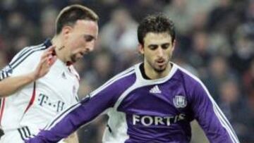 <b>CURTIDO. </b>Tiene 24 años pero ya ha disputado la Champions. En la imagen, Pareja salta ante Ribéry.