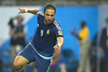 El atacante argentino ha portado las camisetas del Real Madrid, Napoli y actualmente la de la Juventus. Logró el subcampeonato mundial con Argentina en 2014.