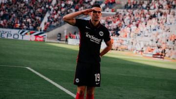 Borré marca su primer gol en Bundesliga y salva a Eintracht