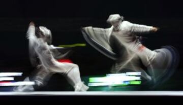 El tirador vietnamita, Vu Thanh An, durante la final de los Juegos de Singapur de Esgrima contra Choy Yu Yong.