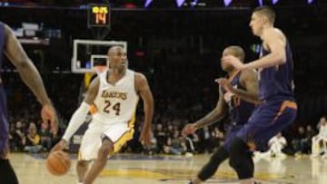 Kobe Bryant ante la defensa de los Phoenix Suns.
