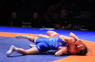 El Dom Sportova Sports Hall de Zagreb (Croacia) acogió el UWW Grand Prix Ranking Series 2024 de lucha. Allí
se vio la curiosa imagen que ilustra estas líneas. La luchadora de Azerbaiyán Zhala Aliyeva (de rojo) atenaza en el suelo el brazo de la moldava Anastasia Nichita, ocultando a la vista su cabeza, en la categoría de 57 kg femenino.