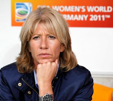 Una leyenda tanto como jugadora como entrenadora en Italia. Como jugadora, debutó con la selección con solo 14 años y se convirtió en la máxima goleadora de la Serie A. Se retiró en 1998 y empezó su carrera como entrenadora. En 1999 le ofrecieron entrenar a un equipo masculino, el Viterbese de la Serie C1, siendo la primera mujer en hacer algo así. La parte negativa es que dimitió tras dos partidos porque “Gaucci (presidente del club en aquella época) no tiene confianza en mí”, tal y como explicó en entrevistas posteriores.