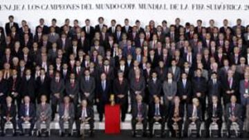<b>ORO. </b>Blatter entregó a Del Bosque el escudo de campeones.