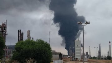 Imagen de la nube de humo del incendio en una planta petroqu&iacute;mica de Puertollano.