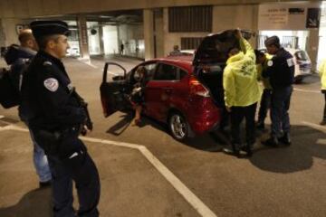 La policía se emplea a fondo en los registros y controles de seguridad fuera del estadio "Allianz Riviera" en Niza, antes del partido Niza - Lyon