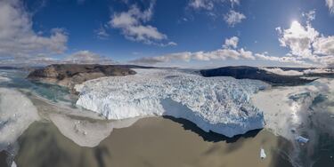 Se trata de enormes masas de nieve arrastradas por fuertes vientos que avanzan como una ola sobre el terreno. Aunque no tienen la fuerza destructiva de un tsunami de agua, pueden sepultar carreteras, estructuras o pequeñas localidades en cuestión de minutos. Se parecen más a avalanchas horizontales que a una nevada normal. La diferencia está en su velocidad, extensión y en la pared compacta de nieve que empujan.