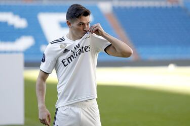 ¿Cuál fue el último futbolista español que fichó por el Real Madrid antes de Joselu y en qué año?