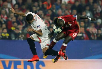 Sadio Mane y Gabriel Mercado.