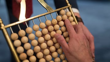 MADRID, SPAIN - DECEMBER 22: Officials check a ball bearing with the lottery ticket number of an spectator during the draw of Spain's Christmas lottery named 'El Gordo' (Fat One) at the Teatro Real on December 22, 2017 in Madrid, Spain. The winning number wins a total of 4 million euros for the top prize to be shared between ten ticket holders. (Photo by Pablo Blazquez Dominguez/Getty Images) LOTERIA NAVIDAD SORTEO