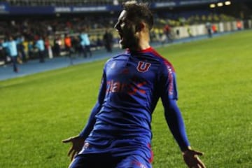 El jugador de Universidad de Chile Gaston Fernandez celebra el titulo de la Super Copa tras la victoria contra Universidad Catolica en el estadio Ester Roa de Concepcion, Chile.