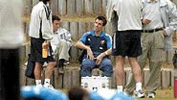 <B>MALA SUERTE</B>. Albelda contaba ayer su lesión en los testículos.