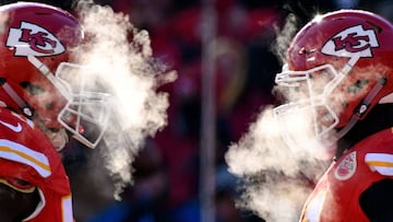 KANSAS CITY, MO - DECEMBER 18: Kansas City Chiefs players' breath masks thier faces during the game against the Tennessee Titans at Arrowhead Stadium on December 18, 2016 in Kansas City, Missouri. Reed Hoffmann/Getty Images/AFP
== FOR NEWSPAPERS, INTERNET, TELCOS & TELEVISION USE ONLY ==
