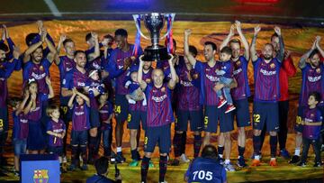 El Camp Nou abronca a Rubiales en la fiesta de Iniesta