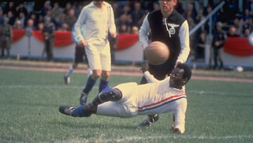 1982 : Pele of Brazil scores the equalizing goal for the Allied POW's during the match against Germany in Paris featured in the filming of ''Escape to Victory'' . The match ended in a 4-4 draw. \ Mandatory Credit: Allsport UK /Allsport
PELICULA EVASION O VICTORIA PELE
28/05/14 REPRODUCCION DE LAS PELICULAS BASADAS EN LOS MUNDIALES DE FUTBOL REPORTAJE DE CINEMANIA
EVASION O VICTORIA PELE
PUBLICADA 29/05/14 NA MA16 2COL