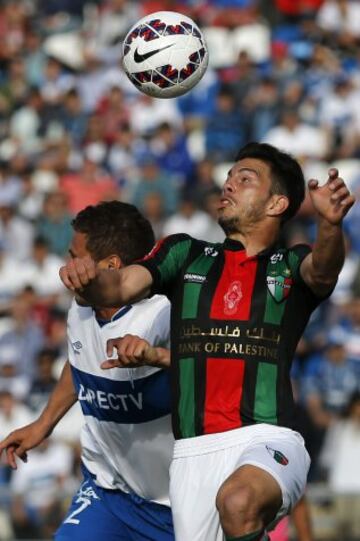 Fútbol, Universidad Católica v Palestino.
Décima fecha, campeonato de Apertura 2015.
El jugador de Palestino, Fernando Meza, derecha, disputa el balón con German Lanaro de Universidad Católica durante el partido de primera división en el estadio San Carlo