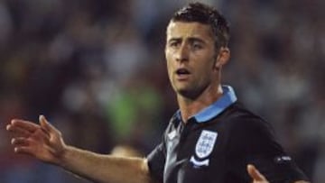 Gary Cahill sufrió ayer una doble fractura en la mandíbula durante el partido ante Bélgica. El sustituto del central del Chelsea será el joven jugador del Liverpool Martin Kelly, de 22 años.