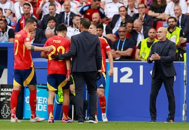 El jugador del Barcelona se retira con un fuerte golpe. Dani Olmo entra al campo en su lugar.