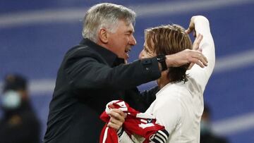 Carlo Ancelotti abraza a Luka Modric para celebrar la victoria del Real Madrid en el derbi de LaLiga Santander contra el Atl&eacute;tico.