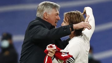 Carlo Ancelotti abraza a Luka Modric para celebrar la victoria del Real Madrid en el derbi de LaLiga Santander contra el Atl&eacute;tico.