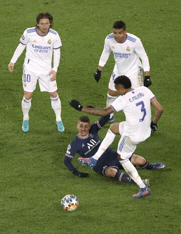 Verratti disputa un balón ante Casemiro, Modric y Militao.