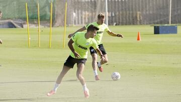 Luis Hern&aacute;ndez e Hicham durante el entrenamiento de este viernes.