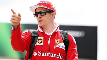 Raikkonen, paseando por el paddock de Silverstone