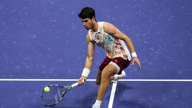 Flushing Meadows (United States), 07/09/2023.- Carlos Alcaraz of Spain returns to Alexander Zverev of Germany during their quarter final match at the US Open Tennis Championships at the USTA National Tennis Center in Flushing Meadows, New York, USA, 06 September 2023. The US Open runs from 28 August through 10 September. (Tenis, Alemania, España, Nueva York) EFE/EPA/BRIAN HIRSCHFELD