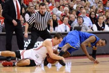 Aaron Craft de los Ohio State Buckeyeslucha con Jarvis Threatt de los Delaware Blue Hens en el partido de la NCAA.