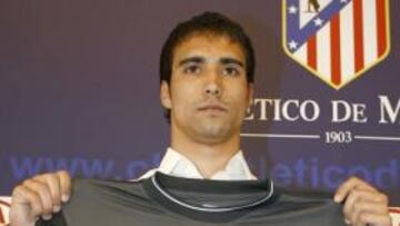 <b>PRESENTADO.</b> El guardameta Sergio Asenjo, destacó hoy, en su presentación como nuevo futbolista del Atlético de Madrid, que afronta "con muchas ganas" su nueva etapa y prometió "darlo todo" para que el equipo haga un buen año.