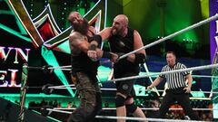 Tyson Fury golpea a Braun Strowman durante Crown Jewel.